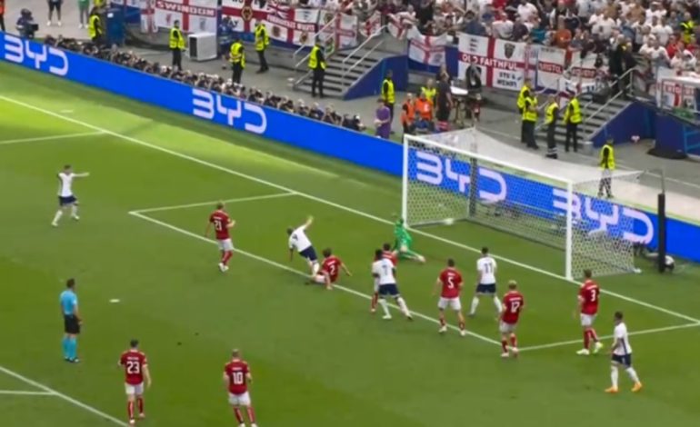 LIVE DANIMARKË-ANGLI/ Shpërthen festa e “Tre Luanëve”, Kane gjen rrugën e rrjetës (VIDEO)