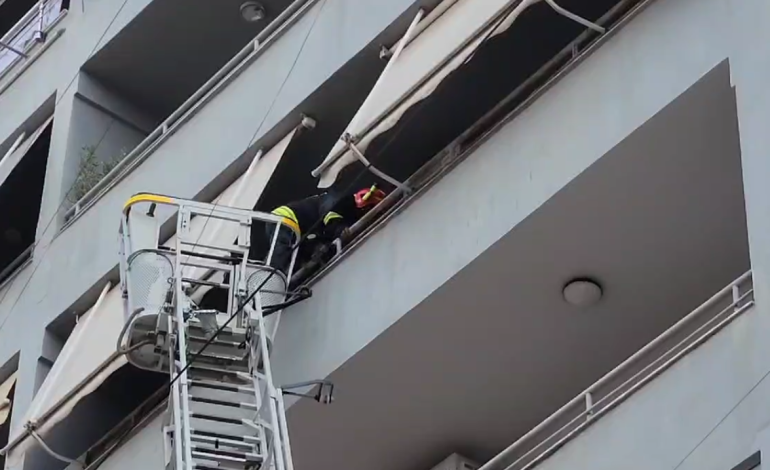 E moshuara mbetet e bllokuar në katin e 5-të të pallatit në Fier, ndërhynë forcat zjarrfikëse