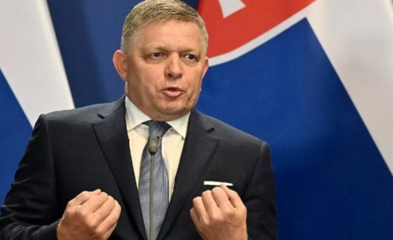 “Do të jetë një mrekulli nëse…”/ Shfaqet për herë të parë në publik pasi u plagos rëndë, kryeministri sllovak ka një mesazh për atentatorin