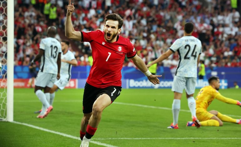 Conte e konsideron të paprekshëm, por Kvaratskhelia refuzon rinovimin, e ardhmja e mbetet e paqartë