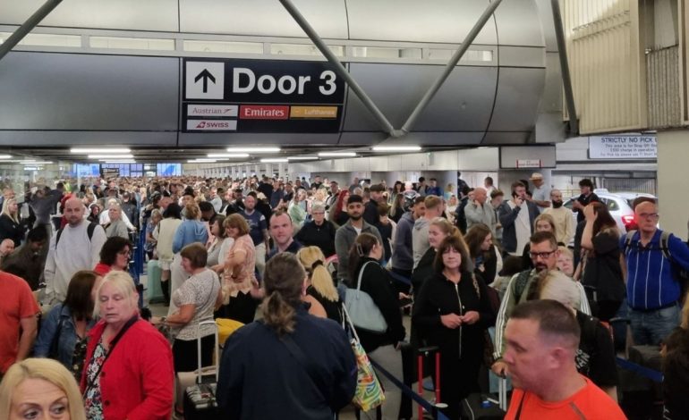 Ndërpritet energjia në aeroportin e Mançesterit, anulime dhe vonesa të fluturimeve