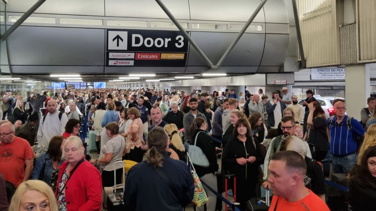 Ndërpritet energjia në aeroportin e Mançesterit, anulime dhe vonesa të fluturimeve