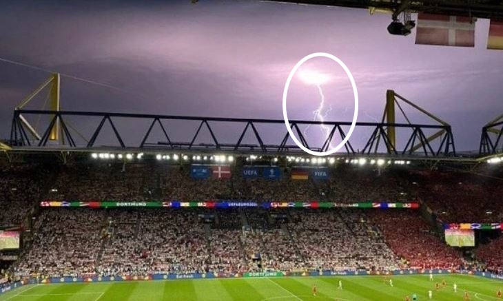 Arbitri ndërpreu ndeshjen për shkak të kushteve atmosferike, merret vendimi për Gjermani-Danimarkë