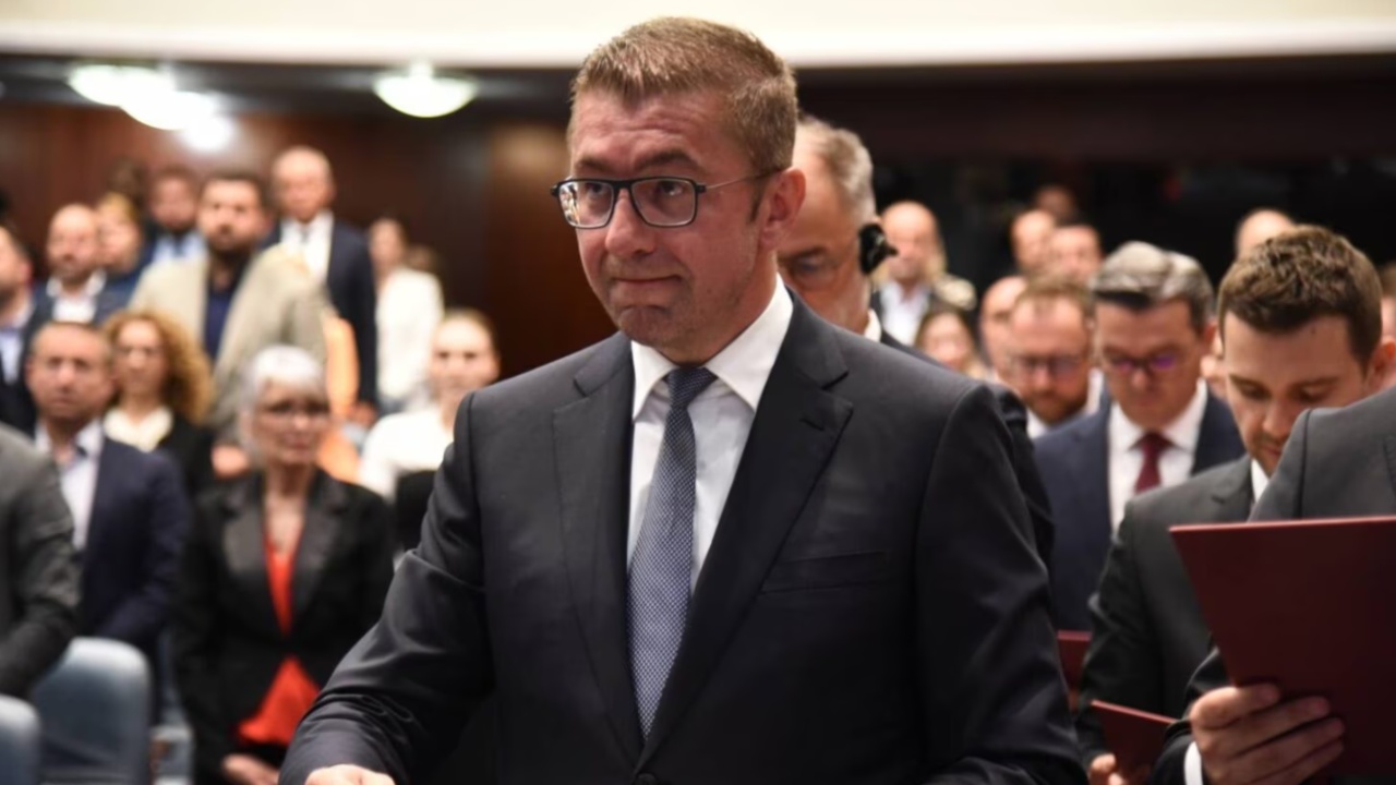 Betimi i qeverisë së re të Maqedonisë së Veriut, reagon Athina zyrtare: Këmbëngulja që të mos përdorë emrin kushtetues përbën shkelje flagrante të Marrëveshjes së Prespës