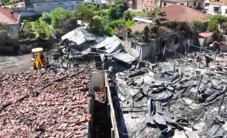 Gjithçka e kthyer në hi dhe gërmadha/ Pamje me dron nga tregu i rrobave në Shkodër, çfarë la pas zjarri gjigant