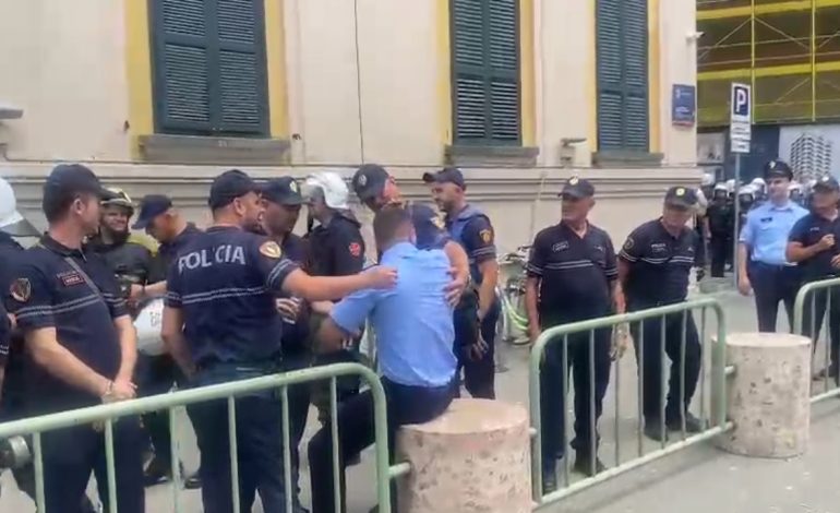 Tubimi i opozitës para Bashkisë së Tiranës/ Digjen gomat, protestuesit qëllojnë me vezë dhe sende të forta, lëndohet një polic