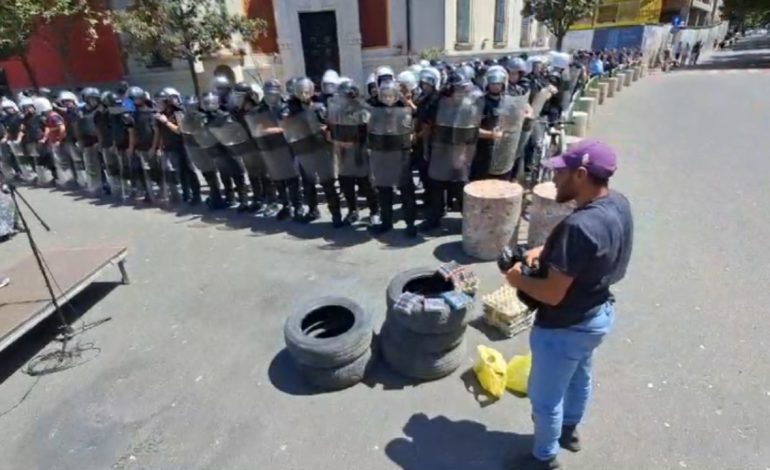 Protestë përpara Bashkisë së Tiranës, mbështetësit e opozitës sjellin me vete kapsolla, vezë dhe goma! Policia “blindon” zonën