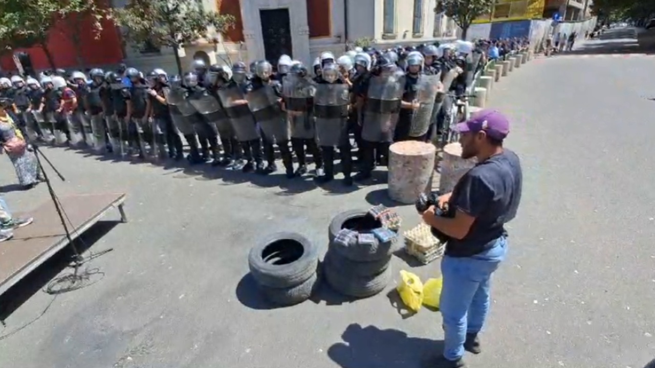 Protestë përpara Bashkisë së Tiranës, mbështetësit e opozitës sjellin me vete kapsolla, vezë dhe goma! Policia “blindon” zonën
