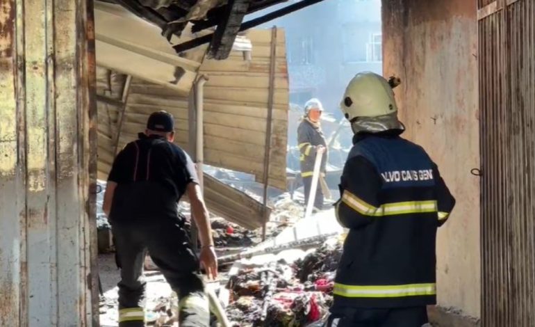 Zjarri gjigant në tregun e rrobave në Shkodër, zjarrfikësit edhe sot në terren për shuarjen e plotë të flakëve