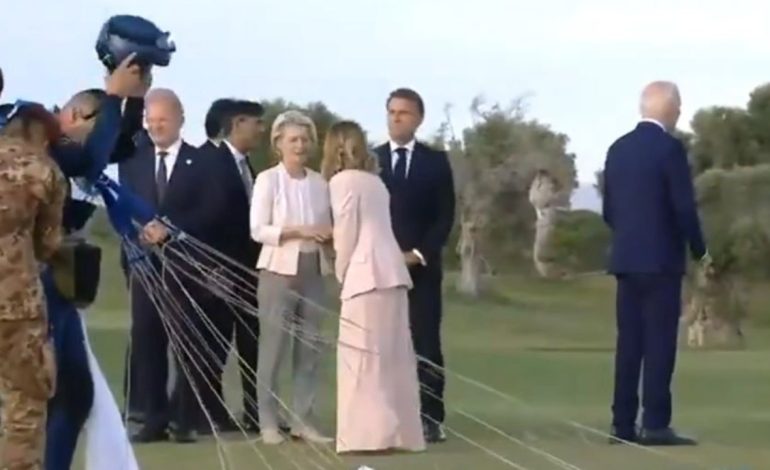 VIDEO/ Biden “humbet” sërish! Meloni nxiton për ta ndihmuar, e çon pranë liderëve të tjerë për të bërë foto