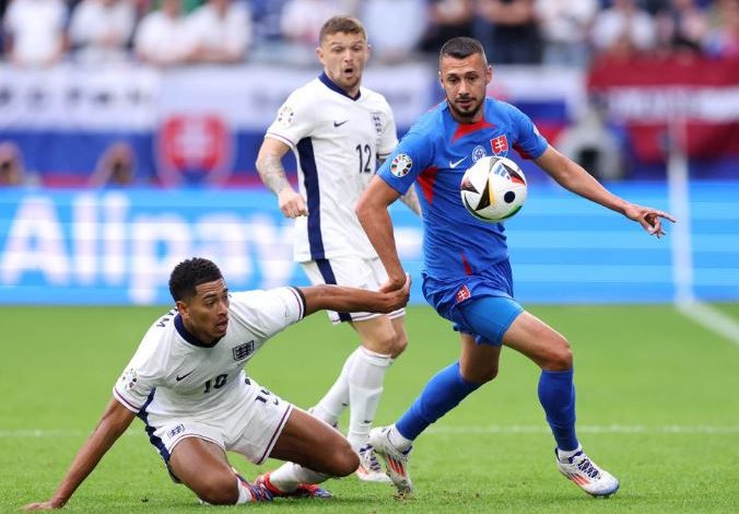 VIDEO/ Sllovakia “shtang” Anglinë, ndëshkohen “3 luanët”