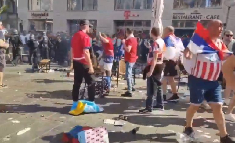 VIDEO/ Skena të turpshme nga tifozët serbë, thërrasin në kor emrin e Vladimir Putin dhe përleshen me policinë gjermane