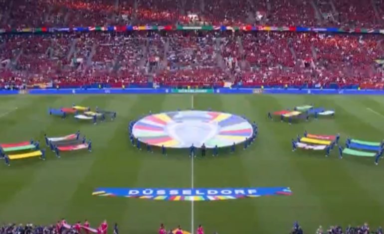 LIVE SHQIPËRI-SANJË/ Shkelmohet topi i parë në Dyseldorf, kuqezinjtë duan të shkruajnë historinë