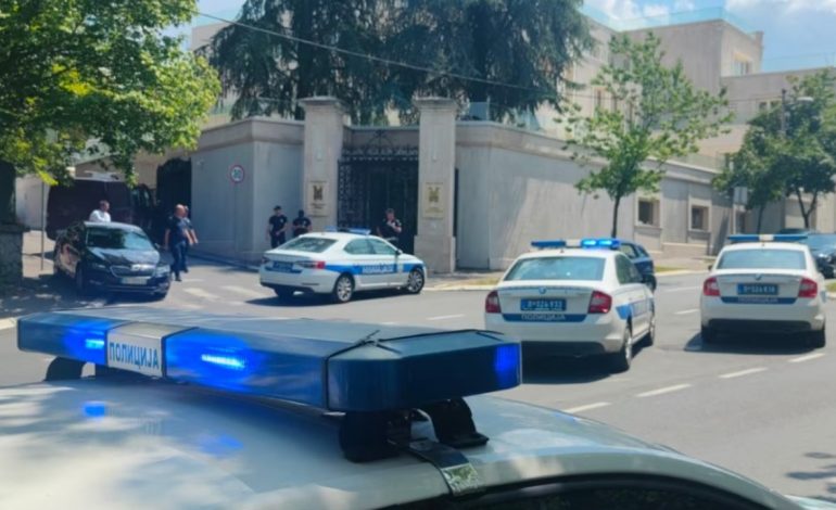 Qëllohet me shigjetë polici në ambasadën e Izraelit në Beograd, Daçiç: Akt terrorist!