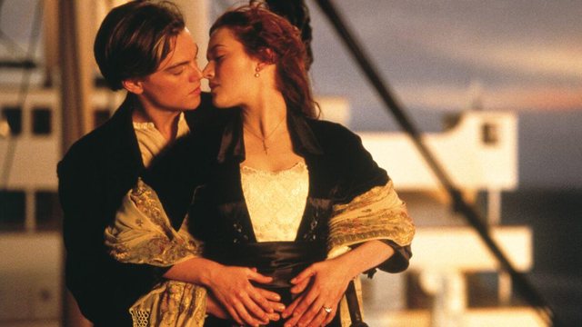 Skena më romantike në historinë e kinemasë, ja si e kujton Kate puthjen e “Titanic”