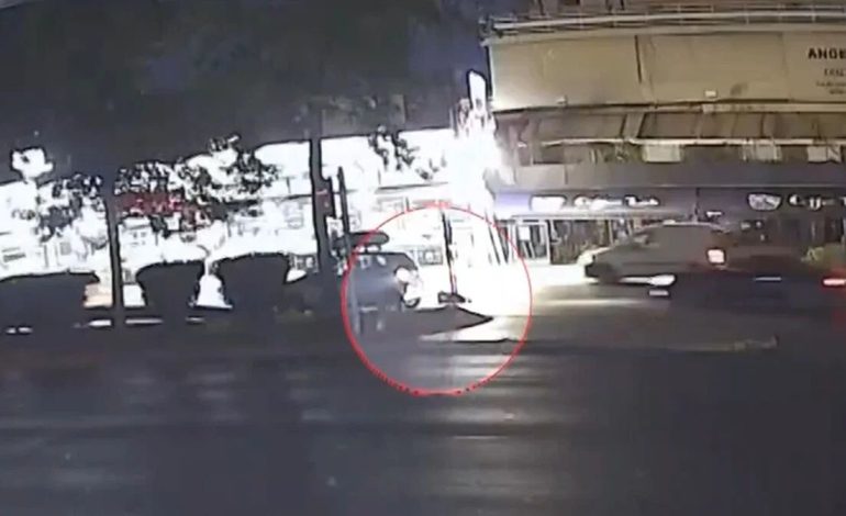 VIDEO/ Çnjerëzore! 17-vjeçarja përplaset nga dy makina njëra pas tjetrës në mes të qytetit, por askush s’ndalon ta ndihmojë, as kalimtarët