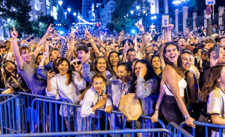 Reali në majën e Europës, tifozët “e djegin” në sheshin kryesor të Madridit