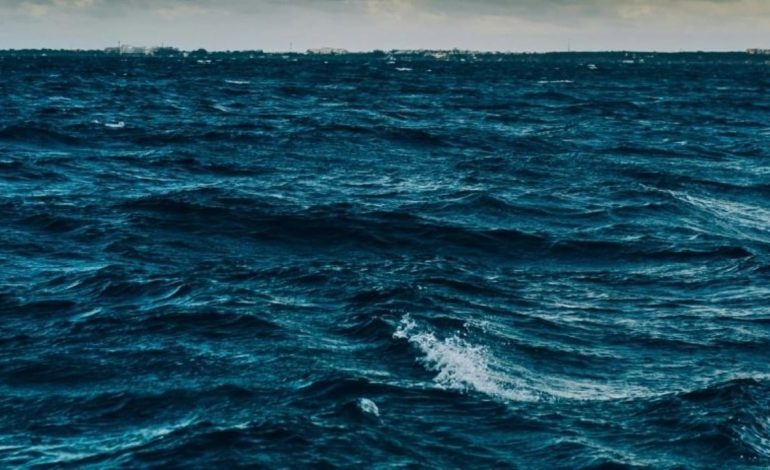 Detaje nga mbytja e 7-vjeçarit shqiptar në Kretë/ Nëna e tij po merrej me foshnjën e porsalindur, djalin e morën dallgët…