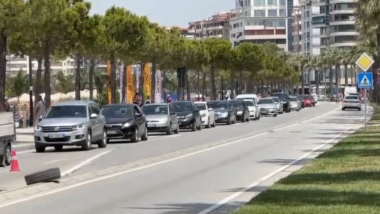 Fundjava në plazh, automjetet krijojnë trafik të rënduar në qytetin e Vlorës