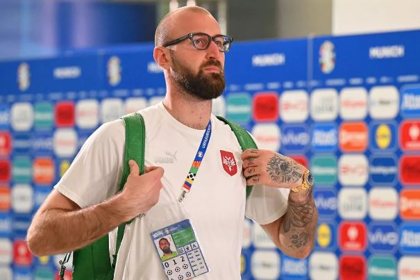 Skandal te Serbia, portieri përleshet fizikisht me tifozin para ndeshjes vendimtare