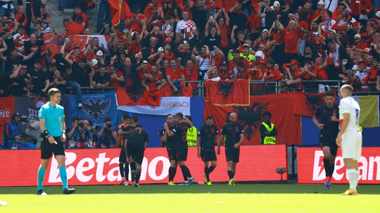 Sjellja e tifozëve kuqezi gjatë ndeshjes Kroaci-Shqipëri, UEFA gjobit sërish FSHF-në