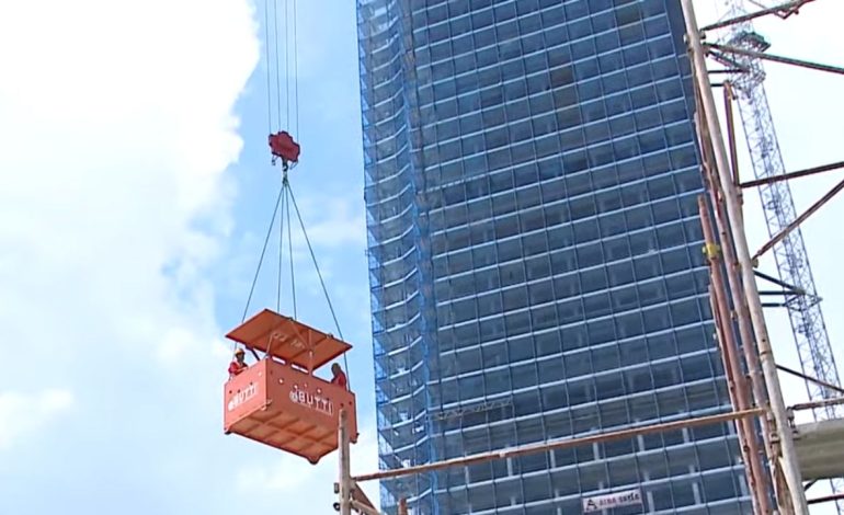 Dy punëtorë u rrëzuan nga lartësia në ndërtim, arrestohen dy inxhinierët në Kamëz