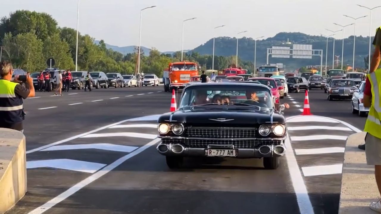 Shfaqja e makinave retro në aksin e ri Thumanë – Kashar, Rama publikon videon: Kartëvizita evropiane e Korridorit Blu të Shqipërisë