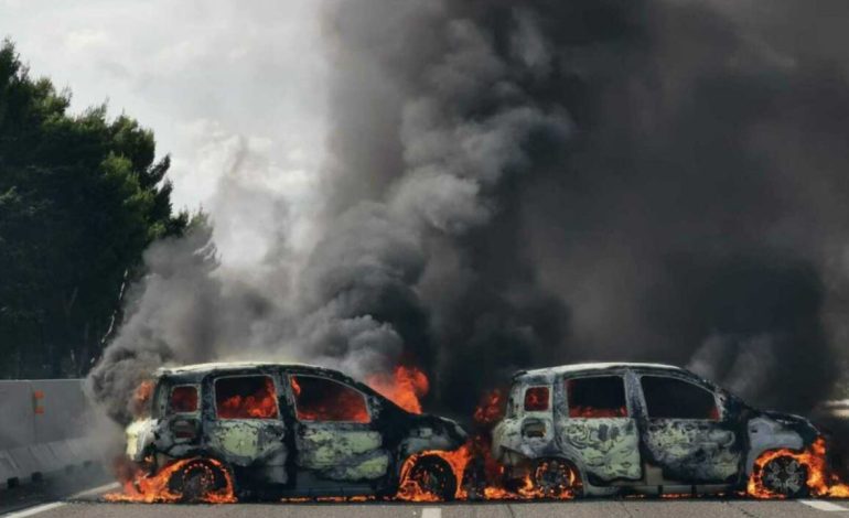 Sulm i armatosur në Brindisi, makinave u vihet flaka në mes të autostradës