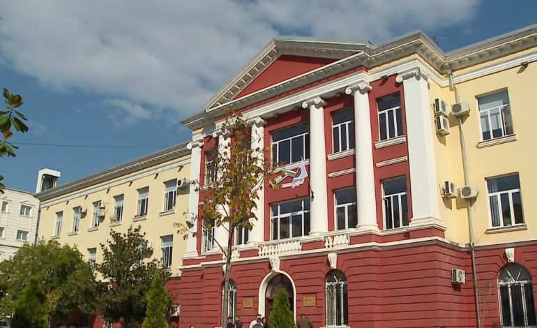 Bursë edhe për studentët me pesa! Skemë e re për maturantët, ndryshohen kriteret për programet prioritare