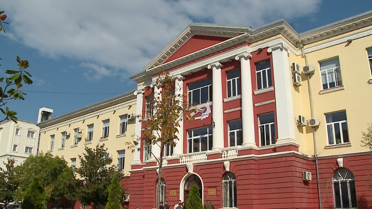 Bursë edhe për studentët me pesa! Skemë e re për maturantët, ndryshohen kriteret për programet prioritare