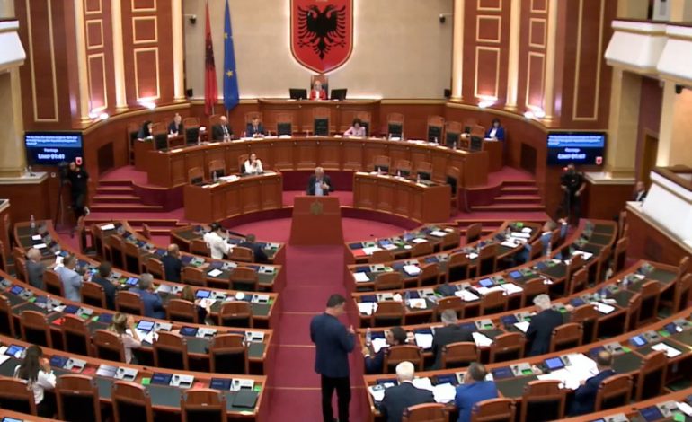 “Mbron ca pushtetarë që nga fishekzjarrët kaluan te delikatesa”/ Shehi thirrje deputetëve të opozitës: Ky ligj është turp, mos e votoni