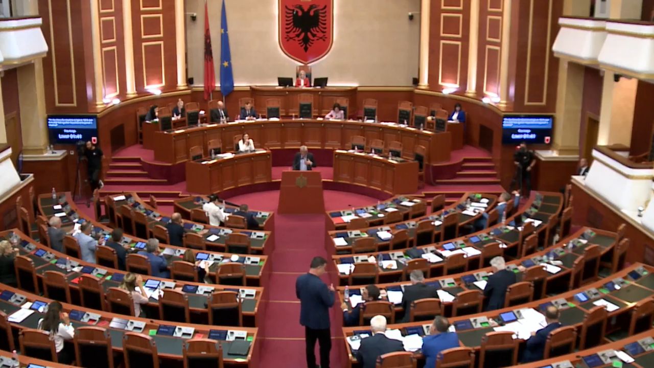 “Mbron ca pushtetarë që nga fishekzjarrët kaluan te delikatesa”/ Shehi thirrje deputetëve të opozitës: Ky ligj është turp, mos e votoni