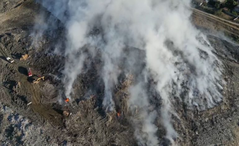 Tymi mbulon Vlorën, vijon prej 30 orësh zjarri në fushën e mbetjeve të qytetit!