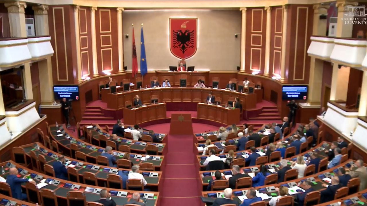 Seanca rekord përpara pushimeve të verës/ PS miraton 24 projektligje, opozitës i rrjedhin votat