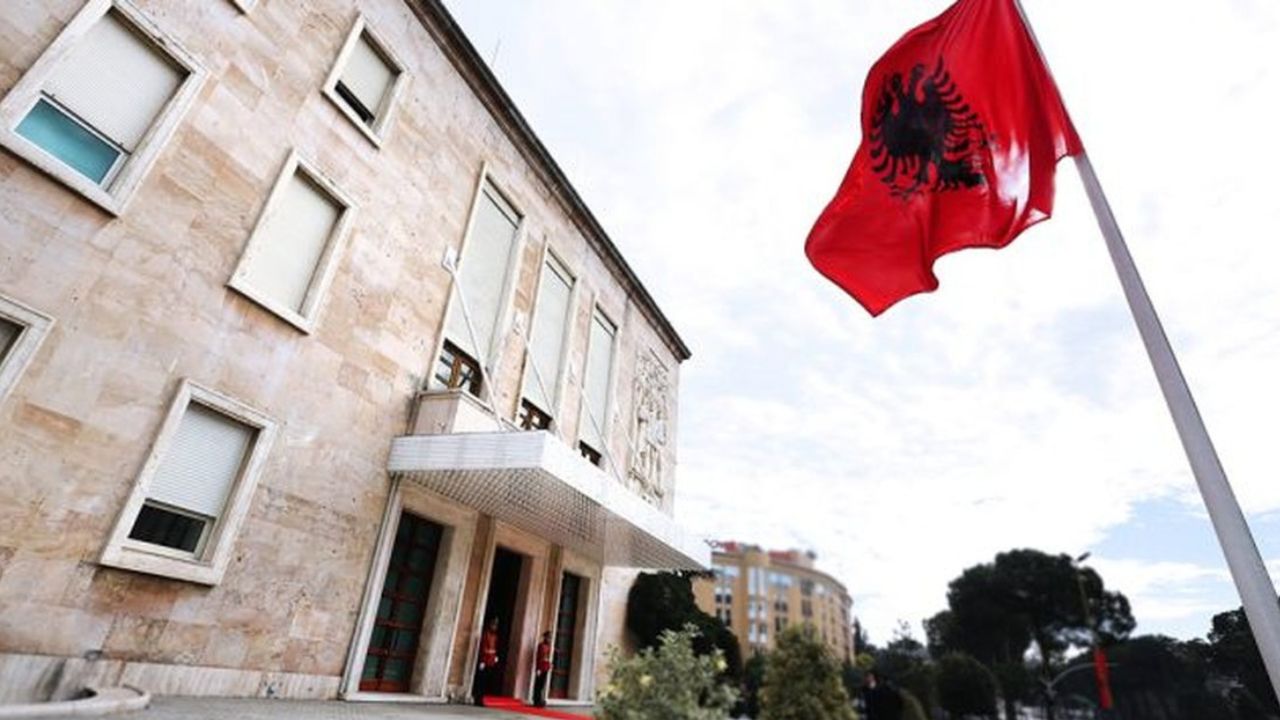 Zëvendësoi Ilir Beqajn, Jona Suli largohet nga SASPAC! Kryeministria hap aplikimet për drejtuesin e ri