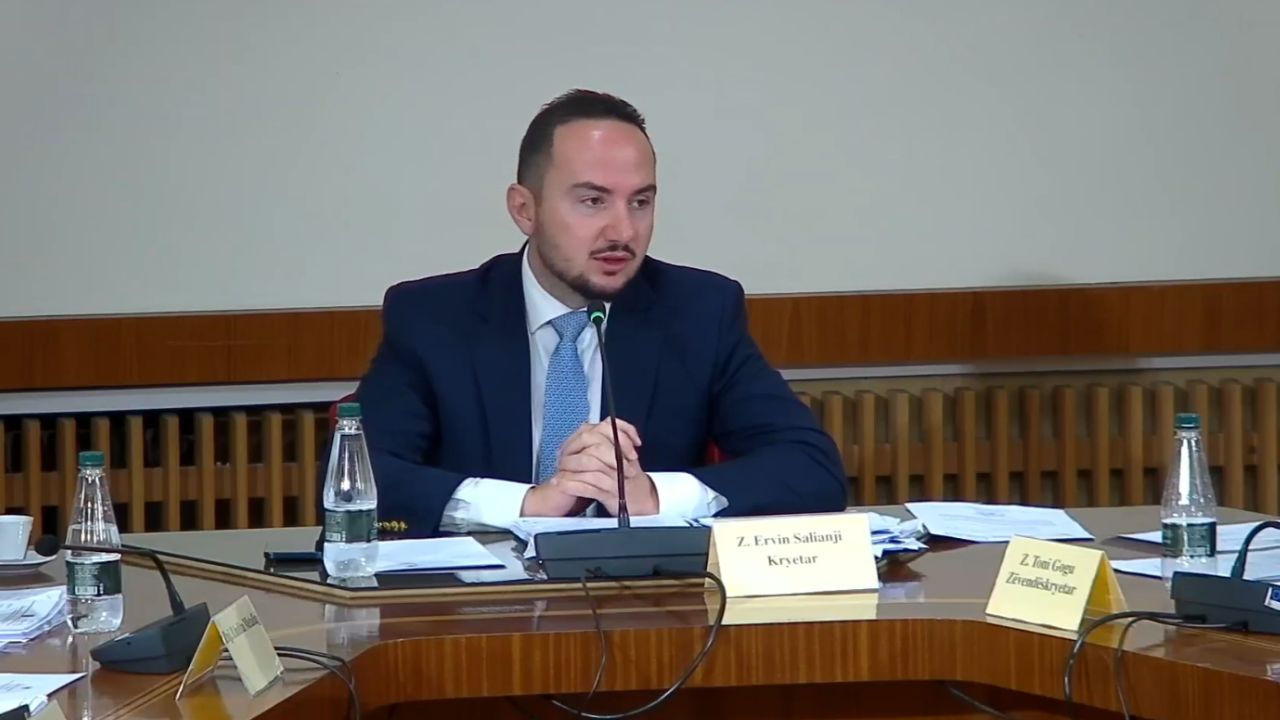 “Nuk doni mediat, verboheni si lakuriq i natës në dritë”/ U kërkua me dyer të mbyllura, debate në komisionin e TIMS, Salianji: Nuk ia hidhni dot…