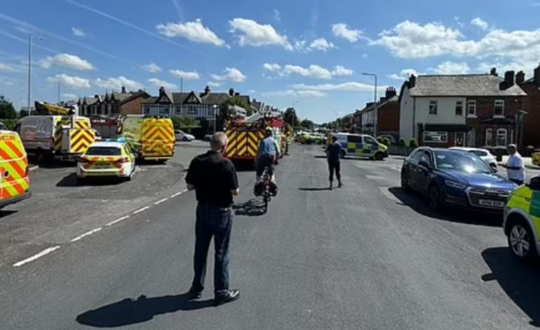 Masakër në Angli, një person godet me thikë disa fëmijë, raportohet për viktima