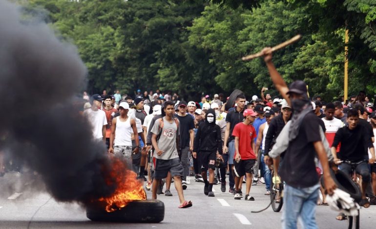 Venezuelasit përleshen me policinë pas rezultatit të kontestuar të zgjedhjeve, Maduro i akuzon si puçistë