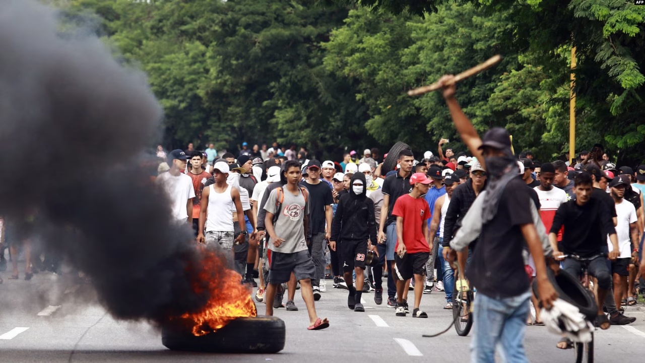 Venezuelasit përleshen me policinë pas rezultatit të kontestuar të zgjedhjeve, Maduro i akuzon si puçistë