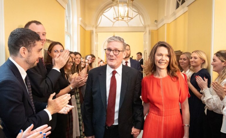 Fitore e thellë e laburistëve në zgjedhje, kryeministri i ri: Veprime e jo fjalë, për të ndryshuar Britaninë