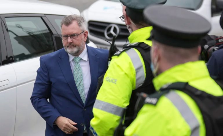 I akuzuar për përdhunim dhe 10 akuza të tjera seksuale! Ish politikani i lartë i Irlandës së Veriut, Jeffrey Donaldson del para gjyqit
