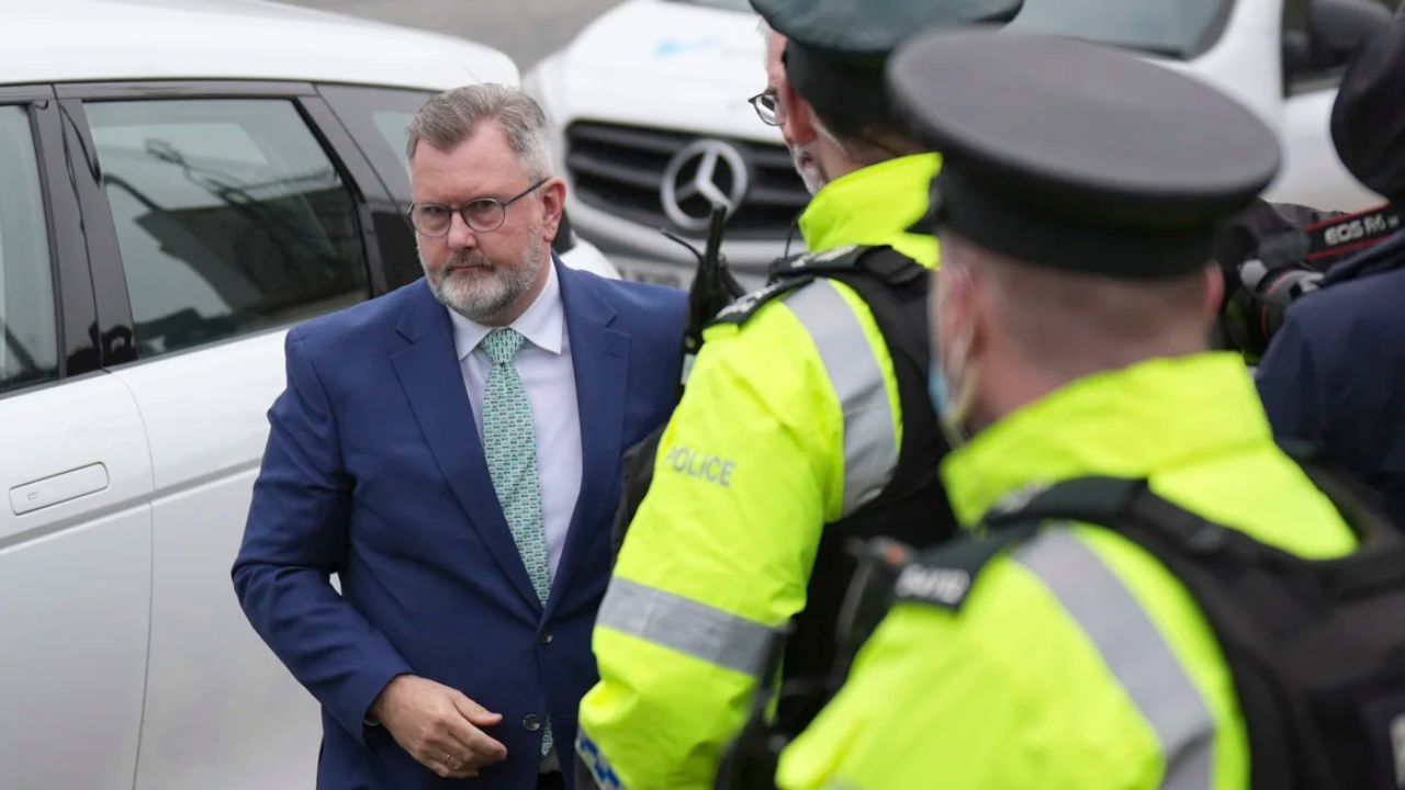 I akuzuar për përdhunim dhe 10 akuza të tjera seksuale! Ish politikani i lartë i Irlandës së Veriut, Jeffrey Donaldson del para gjyqit
