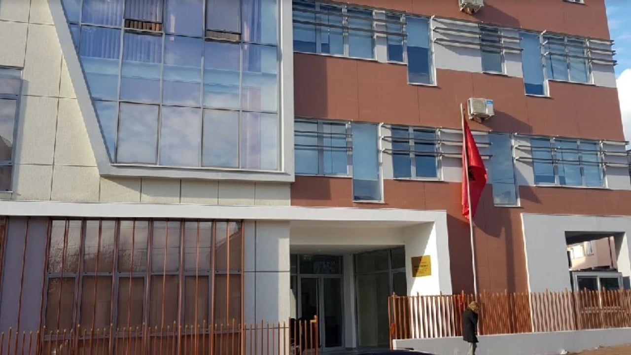 “Tempulli”/ Gjykata e Elbasanit jep vendimet për 22 të pandehurit: Shpallen fajtor, por u ulet dënimi