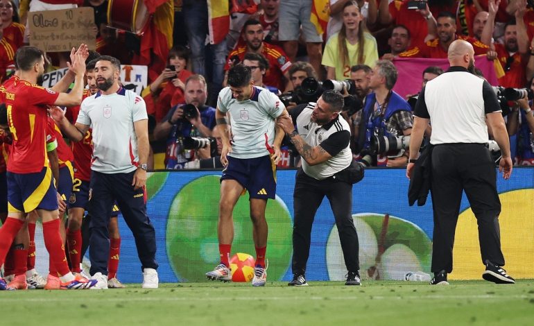 VIDEO/ Stjuarti dëmtoi Moratën teksa tentoi t’a ruante nga tifozi që u fut në fushë, merret vendimi për sulmuesin në prag të finales