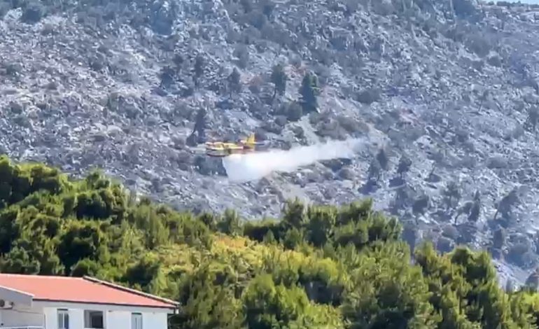Vijojnë flakët në Shëngjin, aeroplanët mbledhin ujë në plazh dhe fluturojnë mbi pyje për të shuar vatrat e fundit