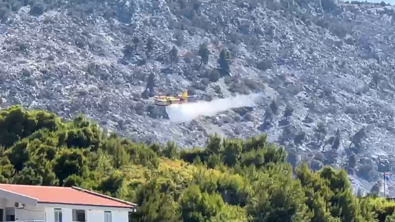Vijojnë flakët në Shëngjin, aeroplanët mbledhin ujë në plazh dhe fluturojnë mbi pyje për të shuar vatrat e fundit