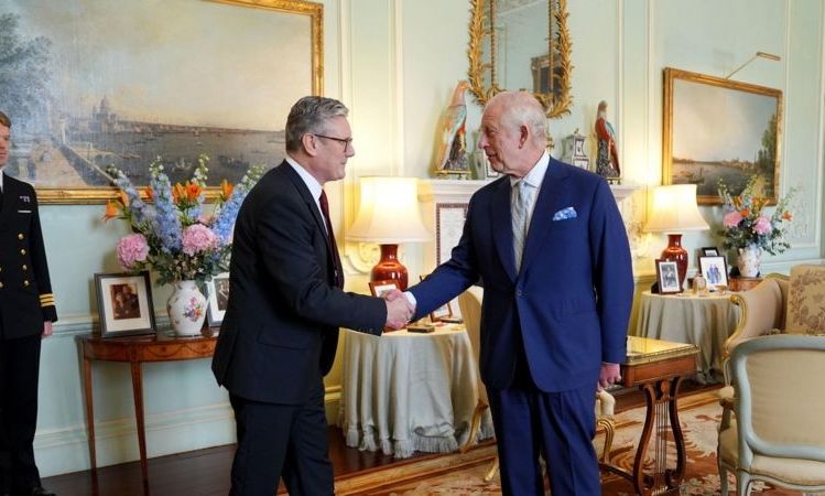Starmer takohet me Mbretin Charles, gati për të marrë “bekimin” si kryeministri i ri i Britanisë së Madhe