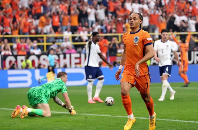 LIVE/ Ndeshja nis “zjarr”, festë e madhe te Holanda, ndëshkohet Anglia