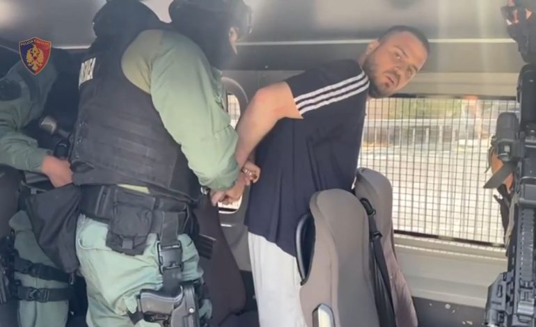 VIDEO/ I “blinduar” nga forcat e policisë greke dhe shqiptare, momenti kur Laert Haxhiu futet në furgonin e RENEA-s në Kakavijë