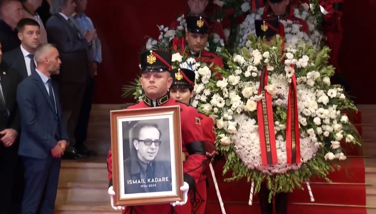 Lamtumirë gjeni! Ismail Kadare përcillet për në banesën e fundit me duartrokitje dhe lule të bardha mbi arkëmort